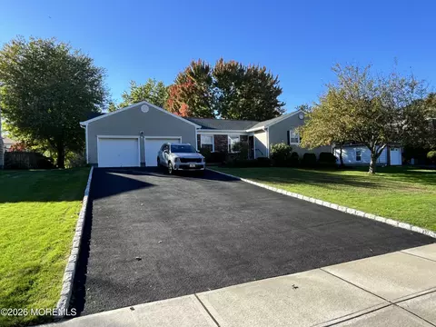 8 Abbey Ln, Ocean, NJ 07712