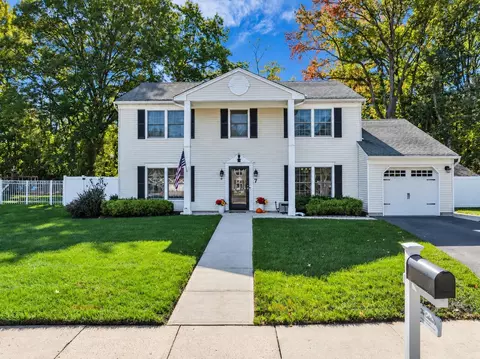 7 Simek Ln, Port Monmouth, NJ 07758
