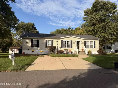 5 Tanglewood Dr, Cream Ridge, NJ 08514