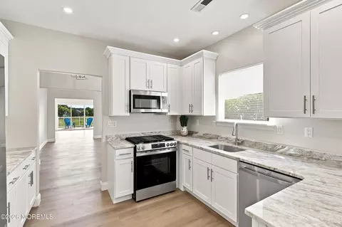 12 Dunrovin Ct, Manchester, NJ 08759