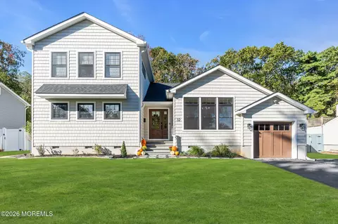 32 Arno St, Oakhurst, NJ 07755