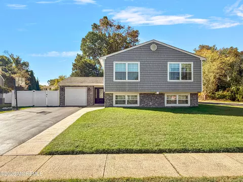 2 Hearth Ct, Howell, NJ 07731
