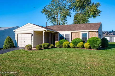 9 Bishop Ct, Marlboro, NJ 07746