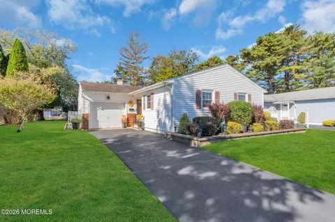 16 Concord Ln, Toms River, NJ 08757