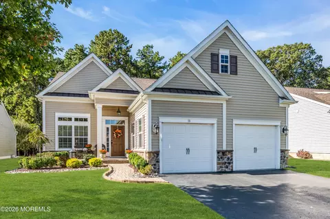 18 W Campania Ln, Farmingdale, NJ 07727