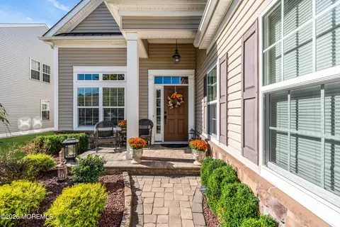 18 W Campania Ln, Farmingdale, NJ 07727