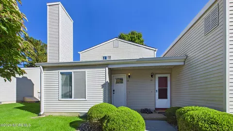 14 Woodmere Ct, Freehold, NJ 07728