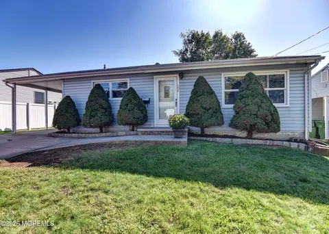 104 Pinetree Dr, Parlin, NJ 08859
