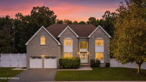 7 Salvatore Dr, Lakewood, NJ 08701