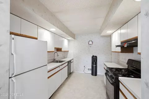 Kitchen - 12 Springhill Dr, Brick, NJ 08724 photo 2 of 5