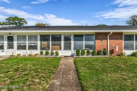828 Balmoral Ct E, Lakewood, NJ 08701