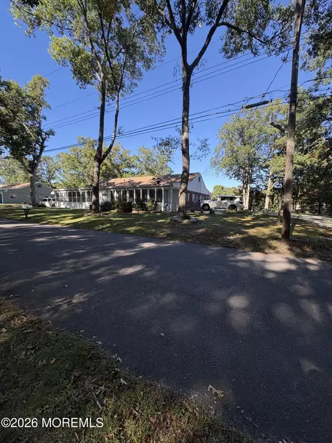 4 A Holly St, Toms River, NJ 08757