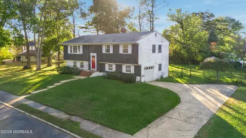 3 Roslyn Dr, Oakhurst, NJ 07755