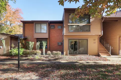 21 Manchester Ct, Red Bank, NJ 07701