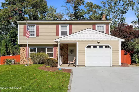 9 Poplar St, Howell, NJ 07731