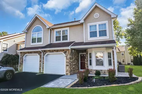8 Shire Pl, Tinton Falls, NJ 07753