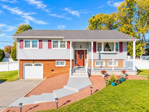 10 Thoreau Dr, Manalapan, NJ 07726