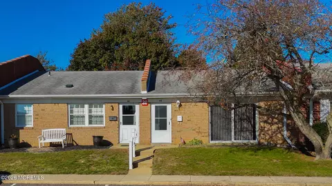 46 Breeze Ct #87, Brick, NJ 08724