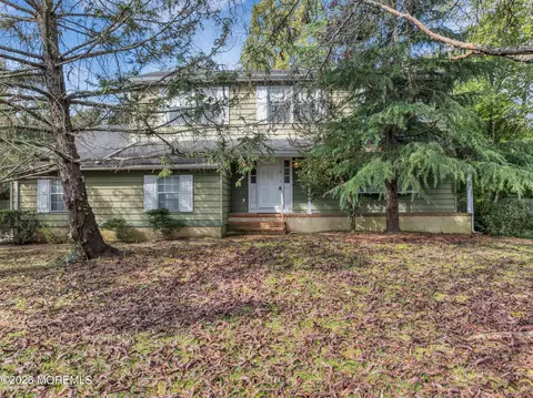 8 Trinity Pl, Toms River, NJ 08753