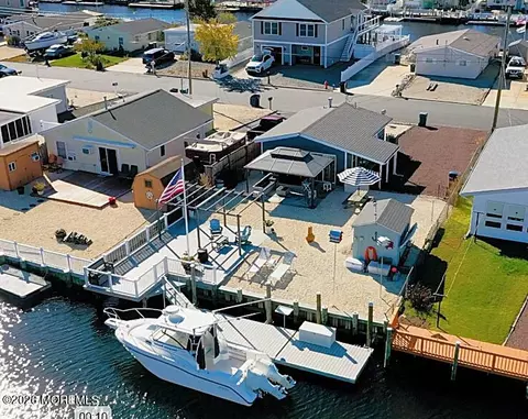 18 W Mohawk Dr, Little Egg Harbor, NJ 08087