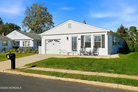 4 Beaumont Ct, Toms River, NJ 08757