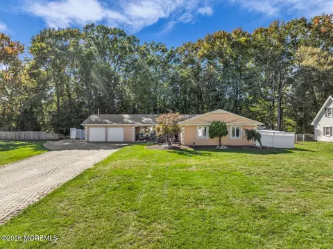 3 Woodford Ln, Manalapan, NJ 07726