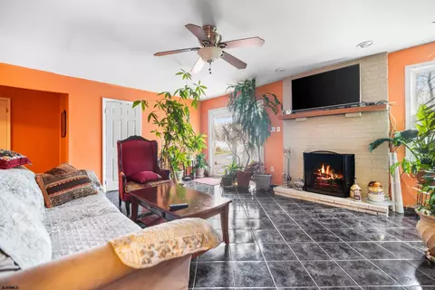 Living - 200 Egnor Dr, Galloway, NJ 08205 photo 3 of 4