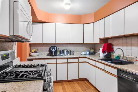Kitchen - 200 Egnor Dr, Galloway, NJ 08205 photo 2 of 4