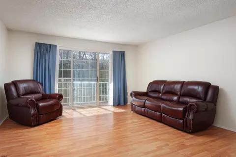 Living - 17 Apache Ct #17, Absecon, NJ 08205 photo 3 of 4