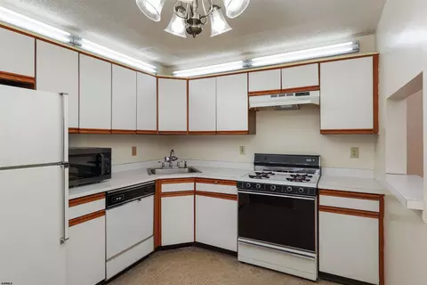 Kitchen - 17 Apache Ct #17, Absecon, NJ 08205 photo 1 of 4