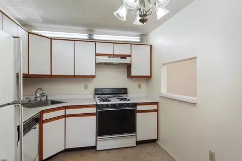 Kitchen - 17 Apache Ct #17, Absecon, NJ 08205 photo 2 of 4