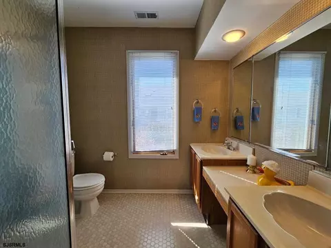 Bath - 2 Surfside Rd, Brigantine, NJ 08203 photo 2 of 5