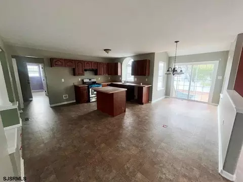 Kitchen - 127 Ruby Dr, Egg Harbor Township, NJ 08234 photo 4 of 5