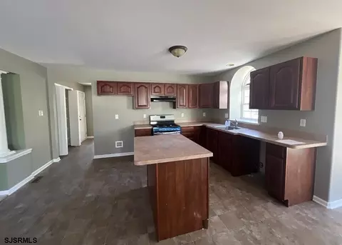 Kitchen - 127 Ruby Dr, Egg Harbor Township, NJ 08234 photo 2 of 5