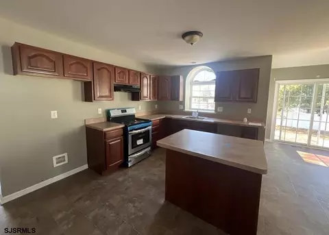 Kitchen - 127 Ruby Dr, Egg Harbor Township, NJ 08234 photo 3 of 5