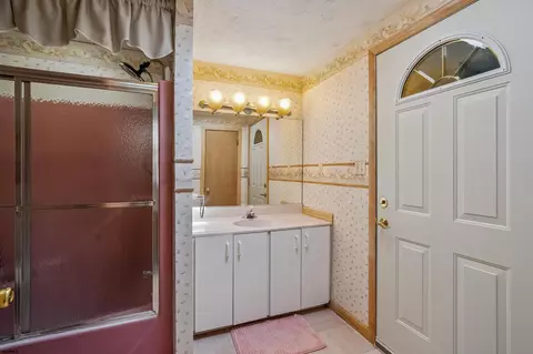 Bath - 4 E Curran Dr, Absecon, NJ 08201 photo 2 of 4