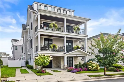 21 N Douglas Ave, Margate City, NJ 08402