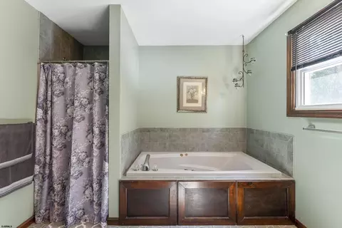 Bath - 208 Crestview Ave, Galloway, NJ 08205 photo 3 of 4