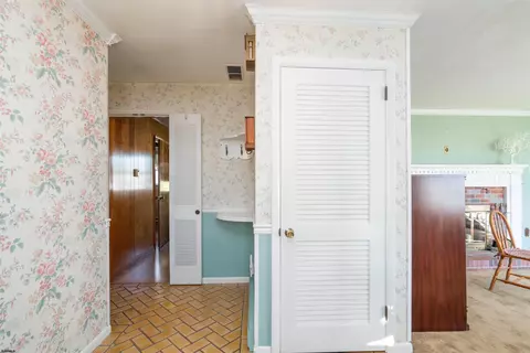 Entry Way - 19 Middle Rd, Hammonton, NJ 08037 photo 2 of 3