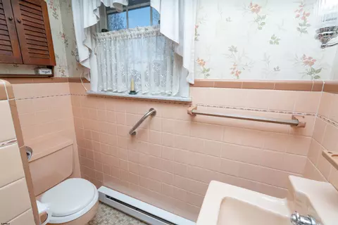 Bath - 19 Middle Rd, Hammonton, NJ 08037 photo 2 of 4