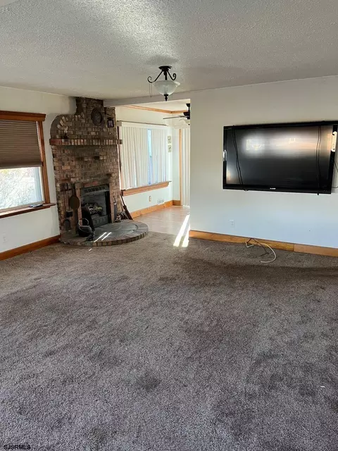 Living - 604 Biscayne Ave, Galloway, NJ 08205 photo 2 of 3