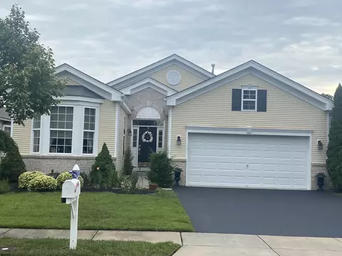 8 Highbury Ct, Galloway, NJ 08205