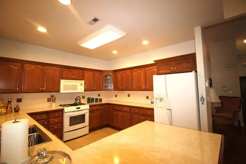 Kitchen - 623 Biscayne Ave, Galloway, NJ 08205 photo 3 of 6