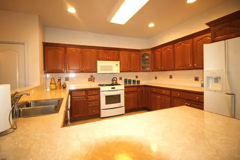 Kitchen - 623 Biscayne Ave, Galloway, NJ 08205 photo 4 of 6