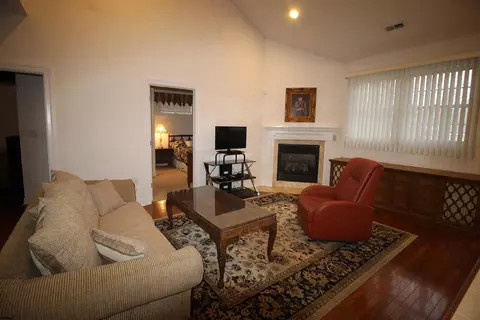 Living - 623 Biscayne Ave, Galloway, NJ 08205 photo 4 of 5
