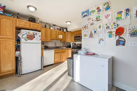 Kitchen - 608 Alberta Dr, Brigantine, NJ 08203 photo 2 of 3
