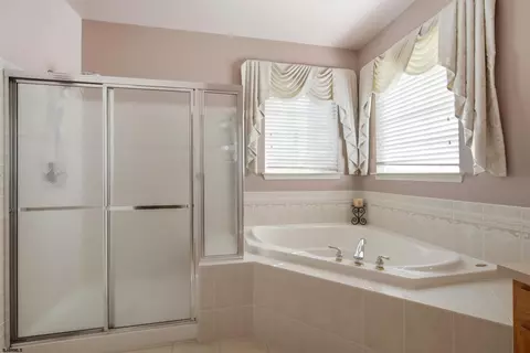 Bath - 102 Warwick Rd, Galloway, NJ 08205 photo 3 of 4