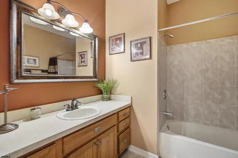 Bath - 102 Warwick Rd, Galloway, NJ 08205 photo 4 of 4