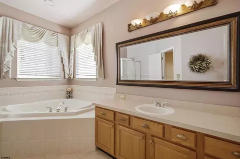 Bath - 102 Warwick Rd, Galloway, NJ 08205 photo 2 of 4