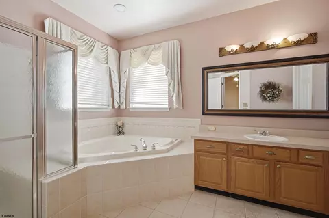 Bath - 102 Warwick Rd, Galloway, NJ 08205 photo 1 of 4